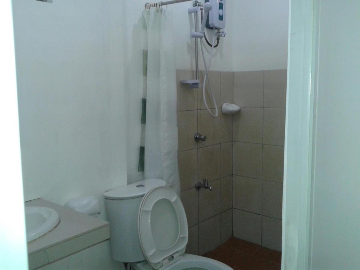 11Th Street Bed And Breakfast Баколод Стая снимка